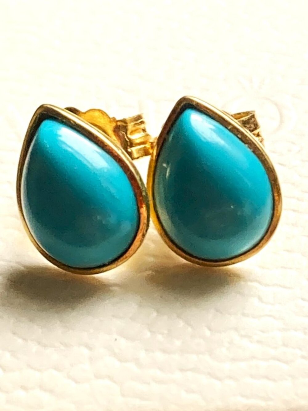 Exquisite turquoise teardrop earrings set in gold of 14+K